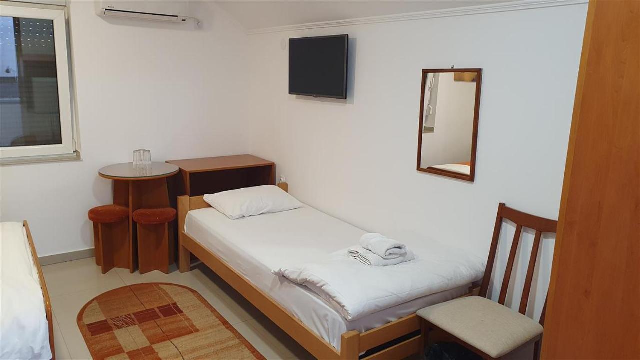 Rooms Gat Subotica Exteriör bild