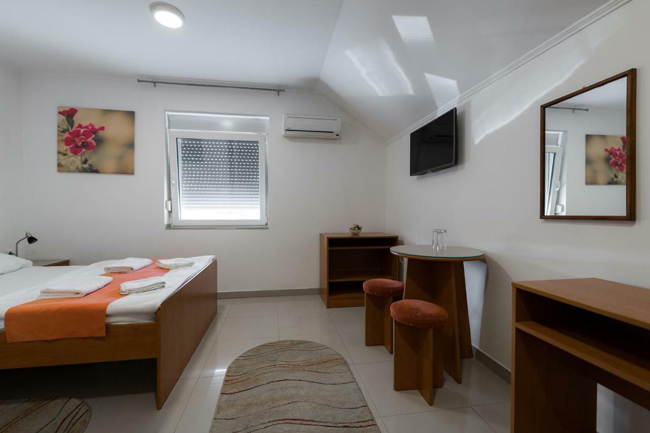 Rooms Gat Subotica Exteriör bild
